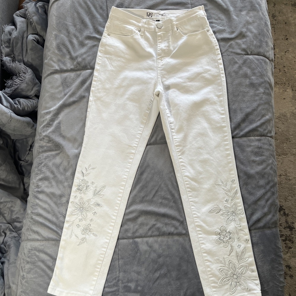 DG2 Diane Gilman White Classic Stretch Jeans Flower Embroidery Size 6